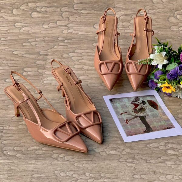 pointed-toe slingback low heel