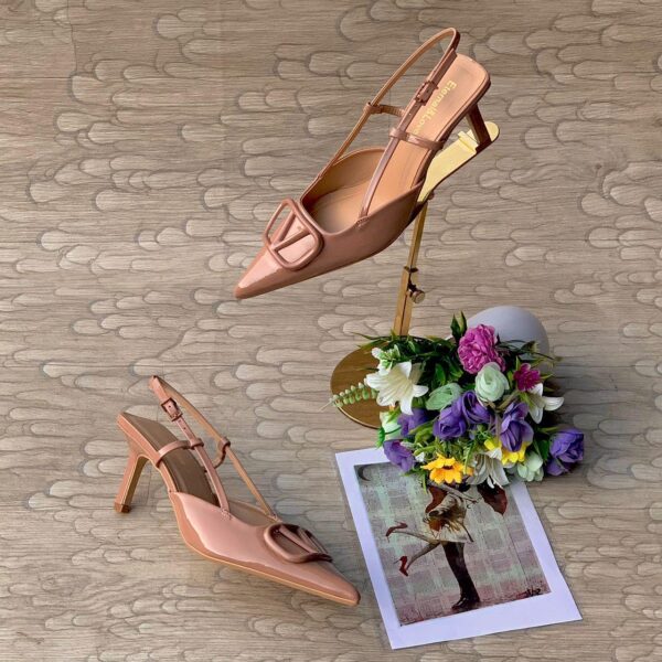 pointed-toe slingback low heel