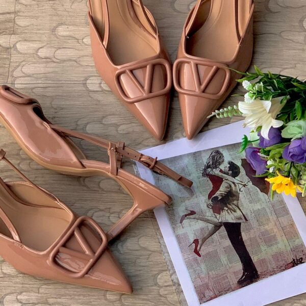 pointed-toe slingback low heel
