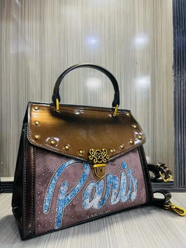ladies medium sized handbag