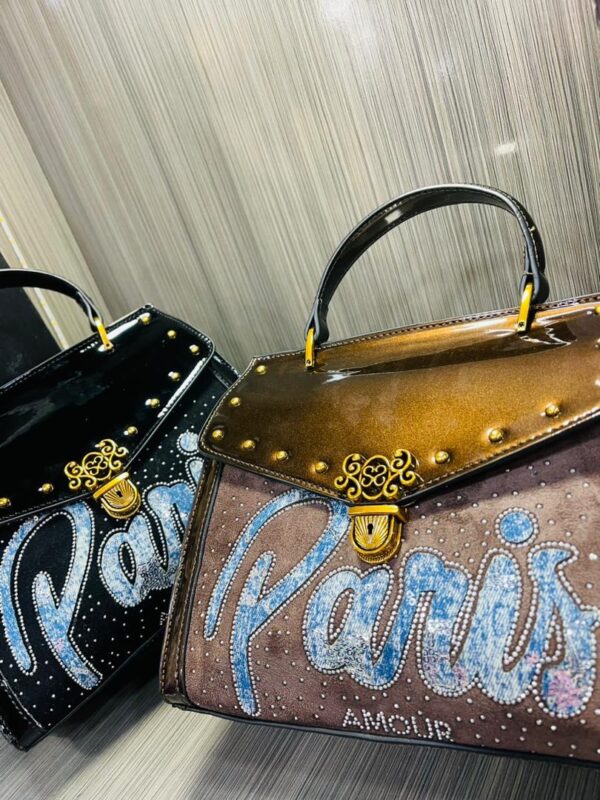 ladies medium sized handbag