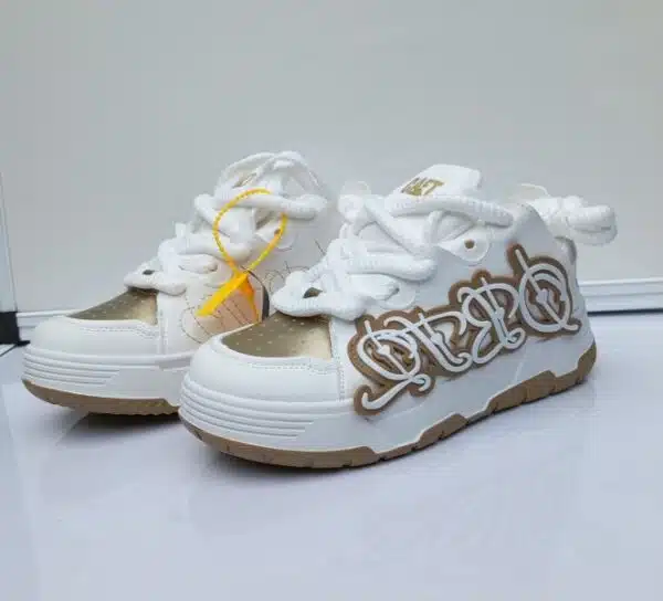 fashion unisex sneakers.