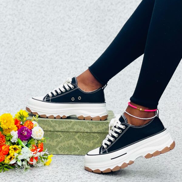 women fashionable thick-soled sneakers