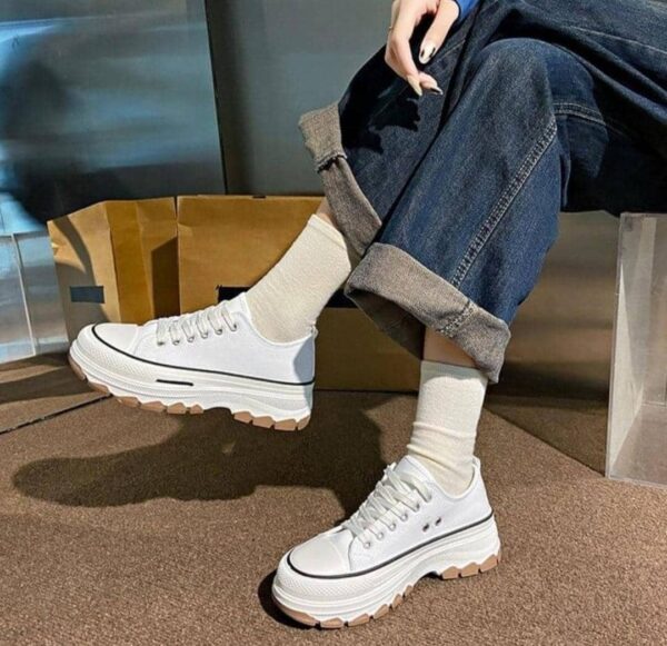 women fashionable thick-soled sneakers