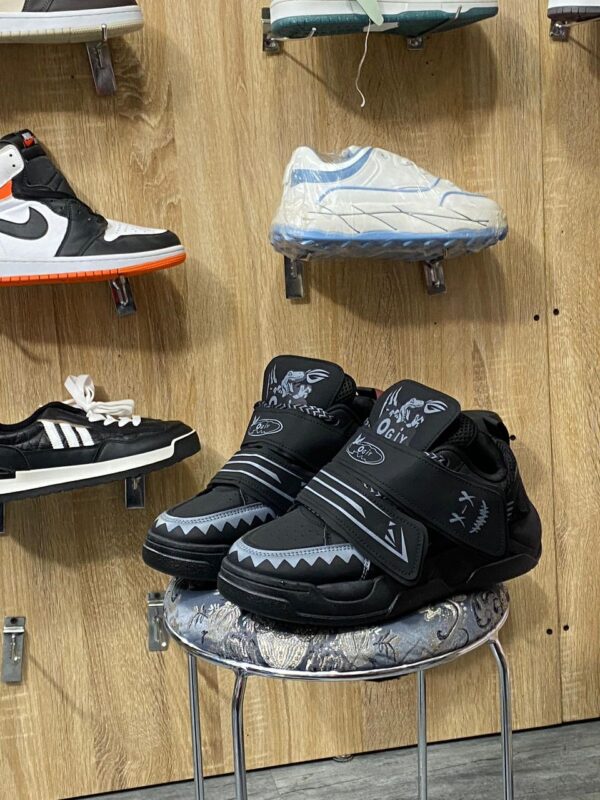 fashionable men sneakers