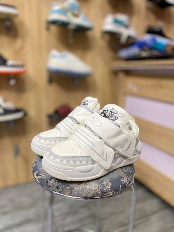 fashionable men sneakers