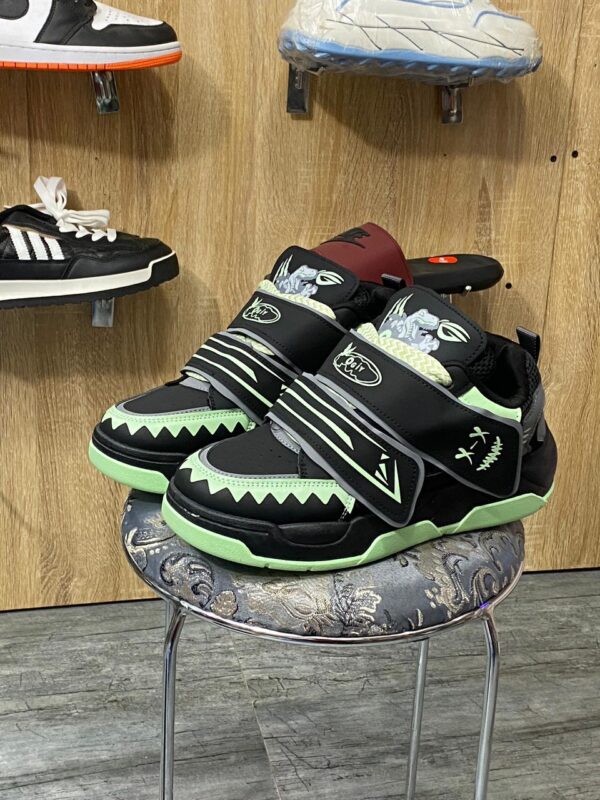 fashionable men sneakers