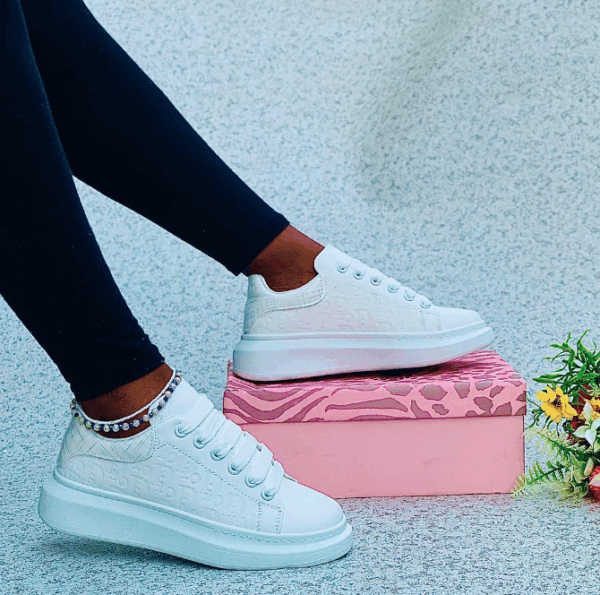 women casual low top sneakers