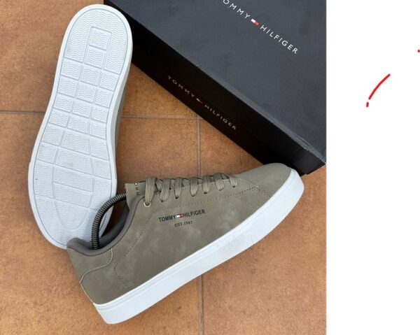 casual men low top sneakers