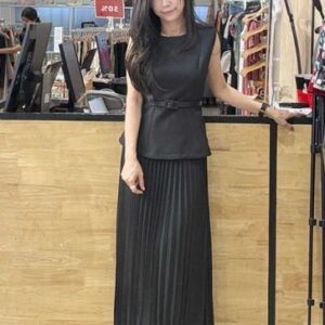 women sleeveless top and pleated skirts suit