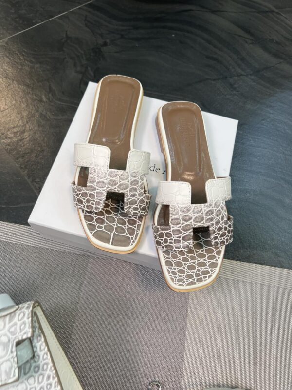 Luxe Croc-Pattern Casual Slides luxe croc-pattern casual slides